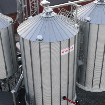 Zdjęcie przedstawiające silosy na zboże